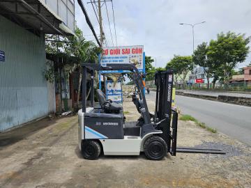 Xe nâng điện UNICARRIERS 2 tấn ngồi lái.